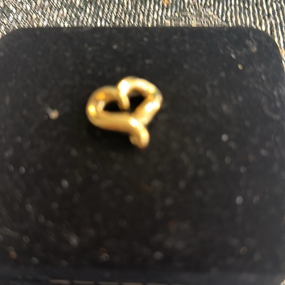 14 karat hollow heart pendant - Picture 2 of 9